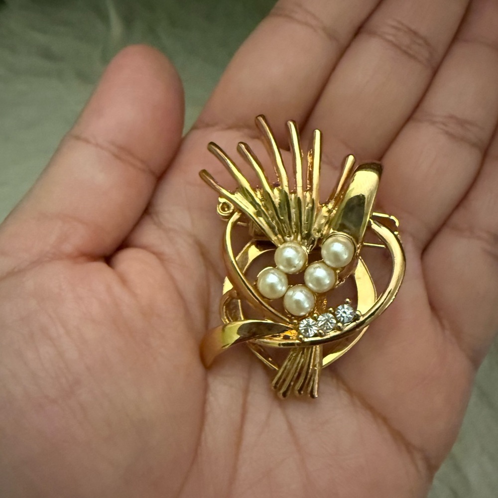 Elegant Gold and Pearl Brooch and Scarf Clip